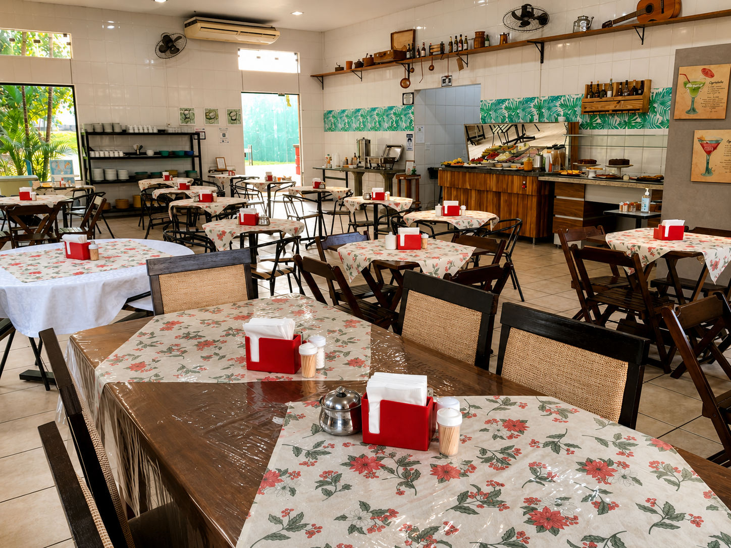 Salão do restaurante com buffet ao fundo