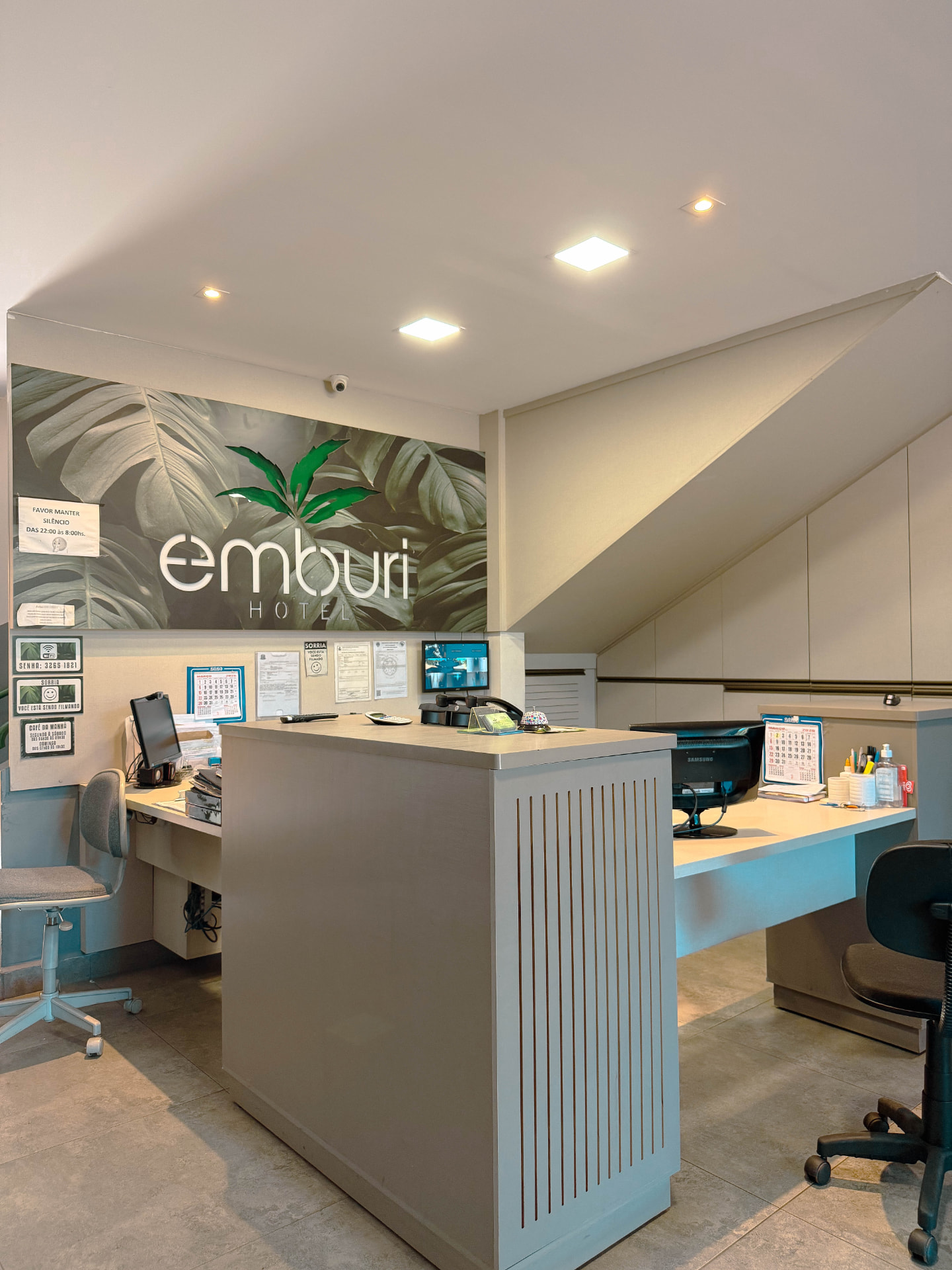 Recepção do Emburi Hotel